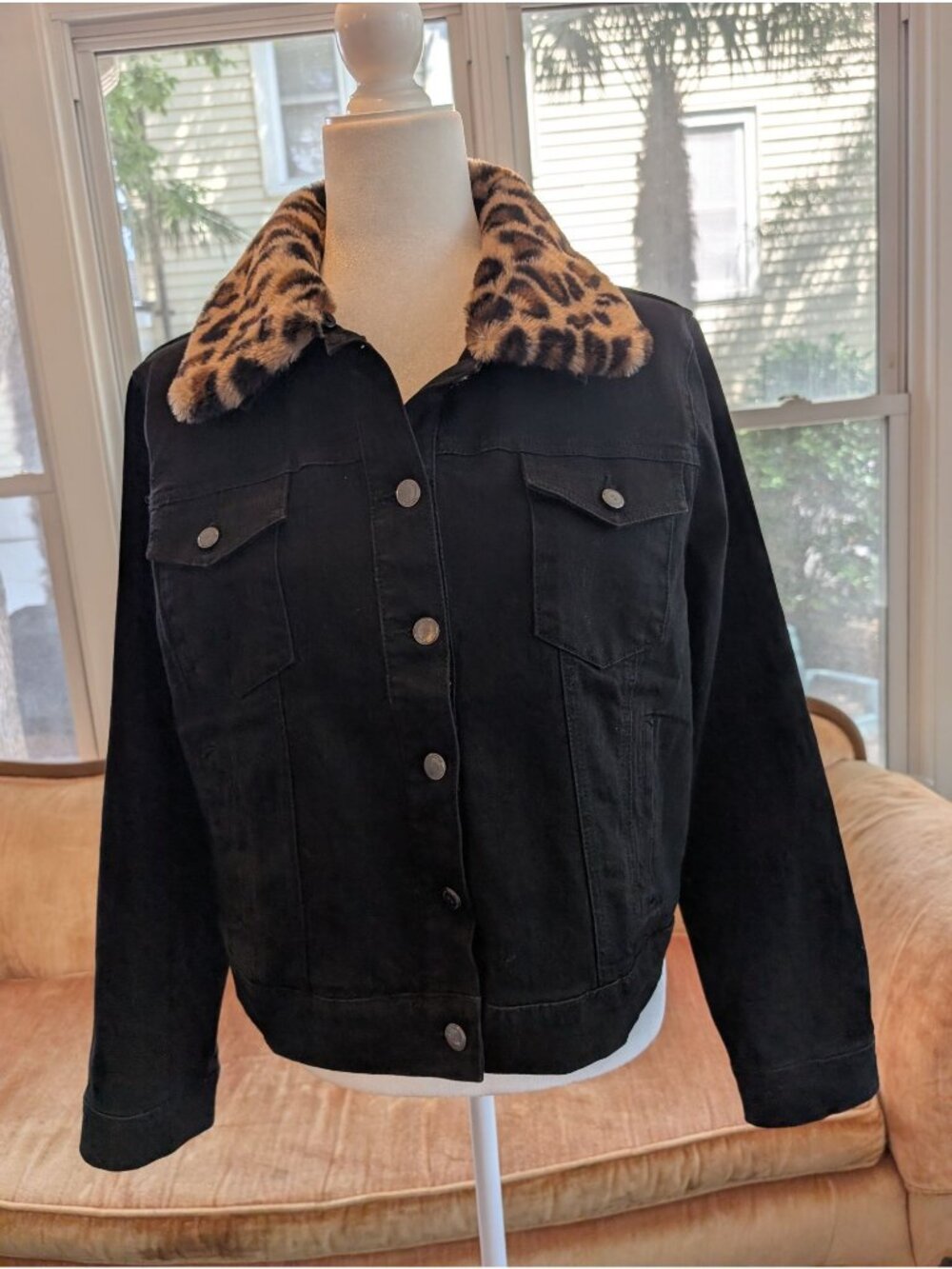 Isaac Mizrahi Women's Black Denim Jacket Size 12 Faux-fur Leopard Collar